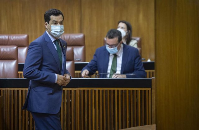 El presidente de la Junta de Andalucía, Juanma Moreno, al inicio del Pleno del Parlamento.