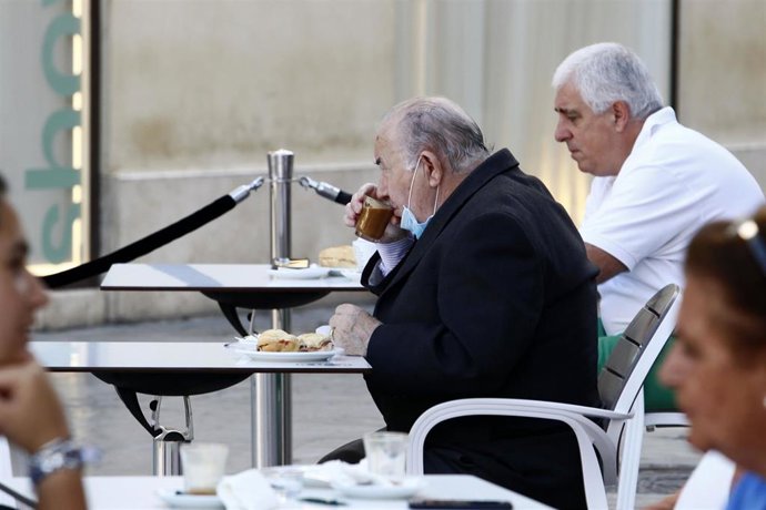 Primeros clientes disfrutan de las terrazas de las cafetería de Málaga 