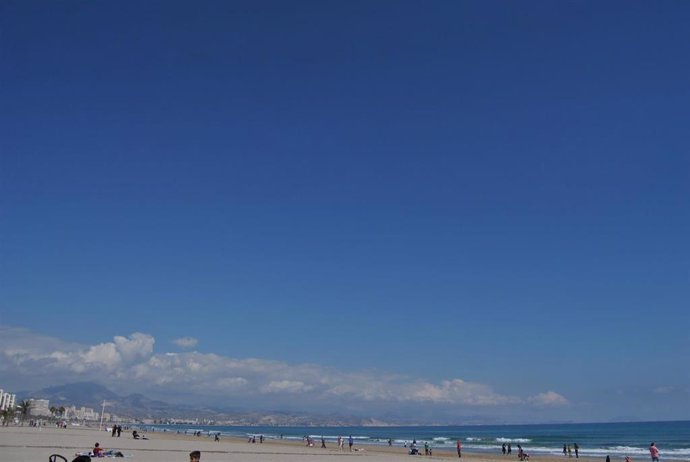 Playa de San Juan y al fondo El Campello.