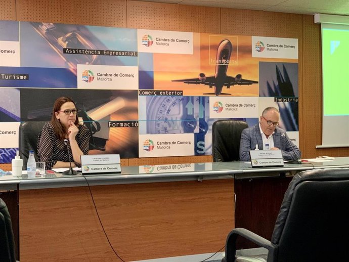 La presidenta del Consell, Catalina Cladera, y el presidente de la Cámara de Comercio de Mallorca, Antoni Mercant.
