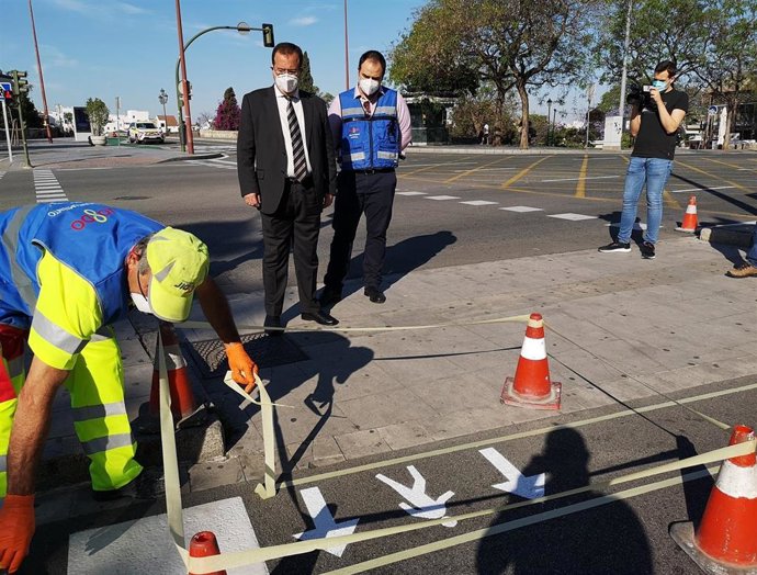 Juan Carlos Cabrera supervisa trabajos de pintado de pasos de peatones