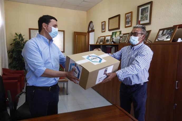 El presidente de la Diputación entrega 400 mascarillas FFP2 al alcalde de Íllar (Almería)