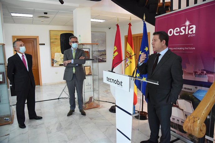 El presidente de C-LM, Emiliano García-Page, durante su visita a Tecnobit-Grupo Oesía en Valdepeñas