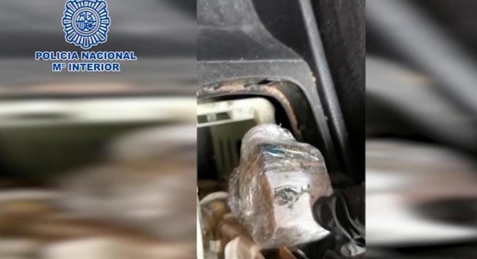 La Policía Nacional detiene a un hombre con hachís oculto en el hueco de la palanca de cambios