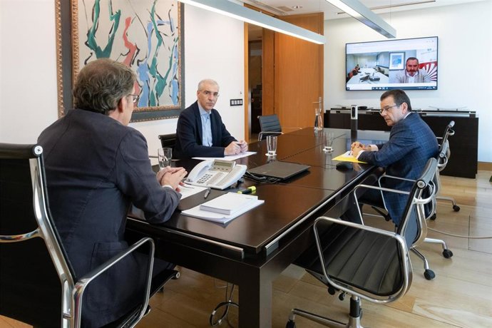 Alberto Núñez Feijóo, Franciso Conde y Ángel Bernardo Tahoces mantienen videoconferencia con comité de Alcoa San Cibrao