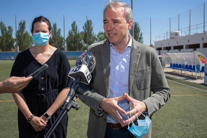 El alcalde de Zaragoza atiende a los medios de comunicación durante su visita al campo de fútbol del barrio de Santa Isabel.