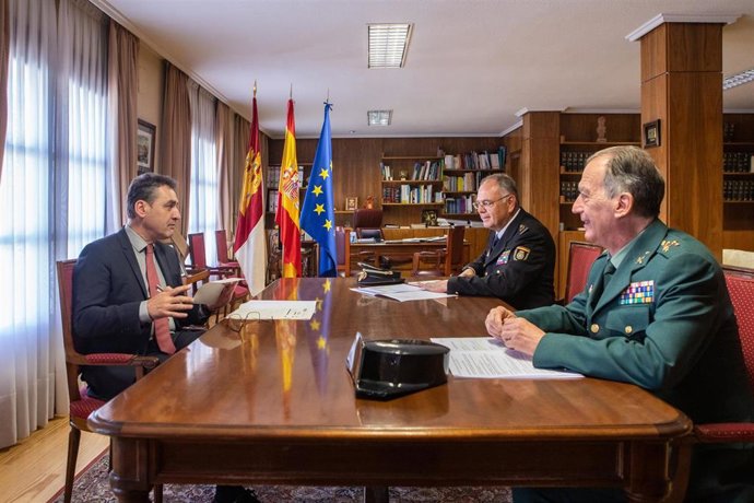 El delegado del Gobierno en C-LM, Francisco Tierraseca, reunido con los responsables de la Policía Nacional y la Guardia Civil en la región.
