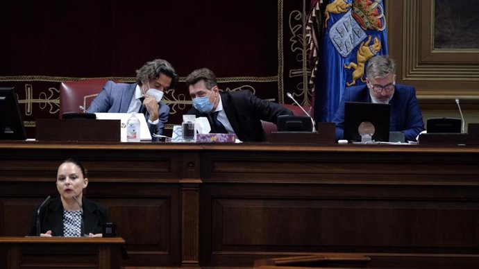 El presidente del Parlamento, Gustavo Matos, durante la intervención de la consejera de Derechos Sociales del Gobierno de Canarias, Noemí Santana, ante el Pleno