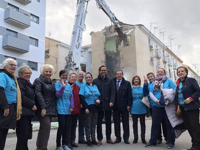 Imagen de la visita a las obras de demolición en Santa Adela