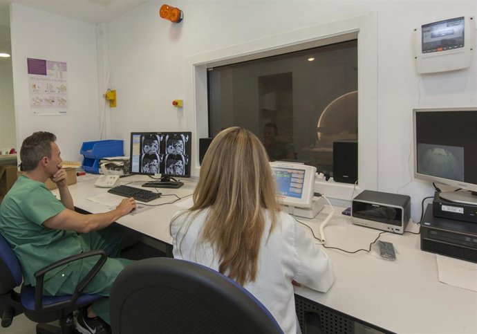 Equipo de profesionales de la Unidad de Resonancia del Hospital Virgen del Rocío de Sevilla.