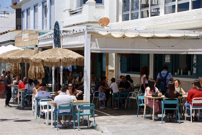 Varias personas disfrutan de la terraza de un bar en el paseo marítimo de Pedregalejo durante la Fase 1 en Málaga a 20 de mayo del 2020