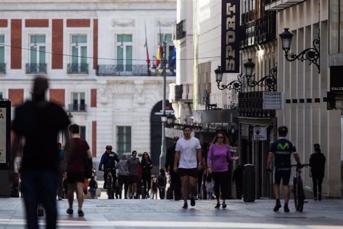 Congestión de personas caminando por la Calle Preciados de Madrid el segundo día de desconfinamiento durante la Pandemia Covid-19 que ha generado el Estado de Alarma en España. A 3 de Mayo, 2020 en Madrid, España