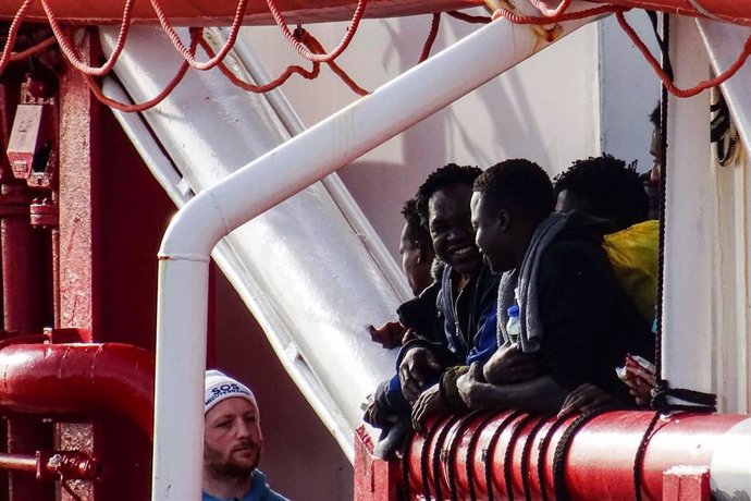 Migrantes a la espera de desemarcar en Italia