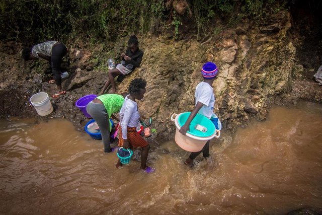 Niñas lavando su ropa en un río en Nairobi