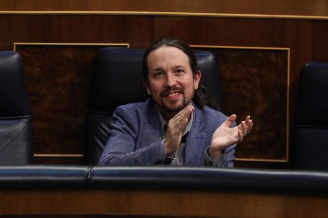 El vicepresidente segundo del Gobierno, Pablo Iglesias, aplaude durante el pleno del Congreso