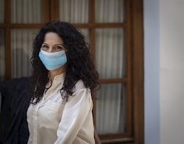 La consejera de Igualdad, Rocío Ruiz, este jueves en los pasillos del Parlamento de Andalucía. 
