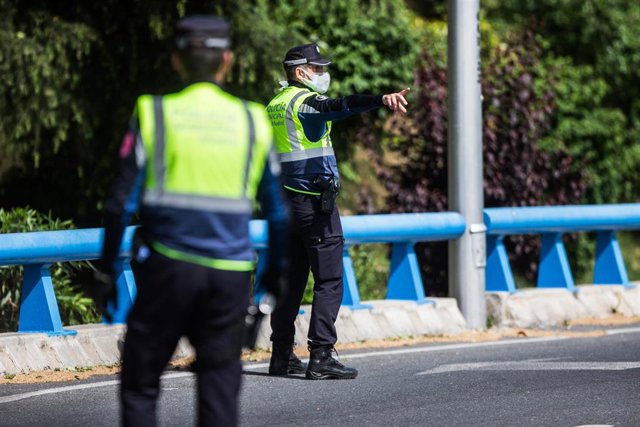 Dos agentes de la Policía Municipal de Madrid en un control policial en una de las salidas de la autopista de la M-30 durante la desescalada por el COVID-19