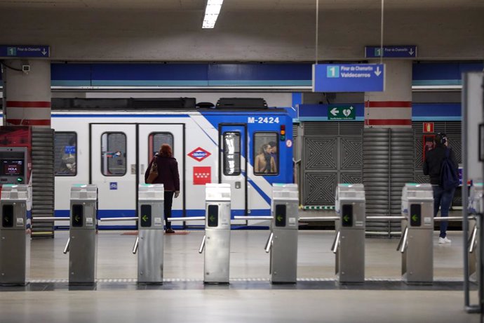 Torniquetes y vagón en la estación de metro de Atocha 