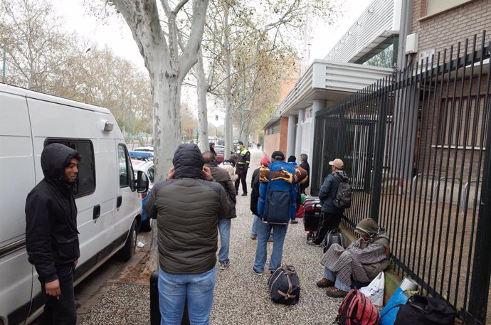 Persones sense llar esperen entrar al pavelló esportiu de Tenerías a Saragossa (Aragó, Espanya), 18 de mar del 2020.