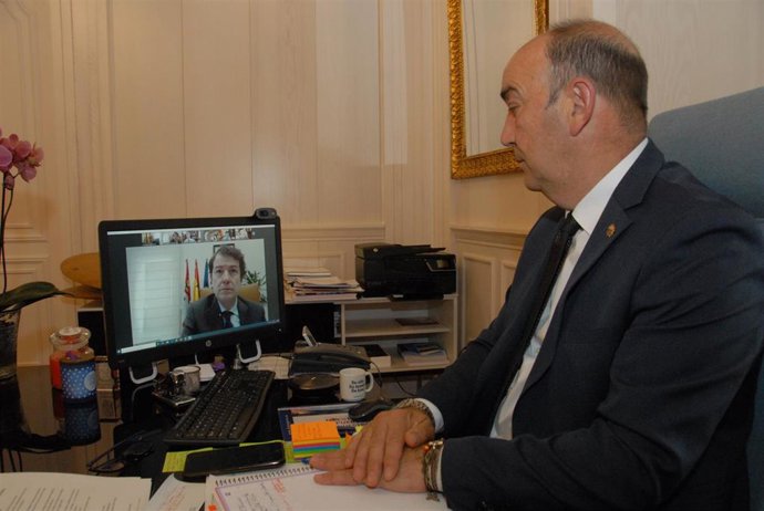 Miguel Ángel de Vicente durante la videoconferencia con Fernández Mañueco.