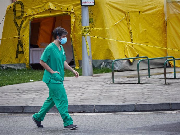 Un sanitario camina protegido con una mascarilla en el Complejo Hospitalario de Navarra durante a Pandemia Covid-19  en Abril 28, 2020 en Pamplona, Navarra, España