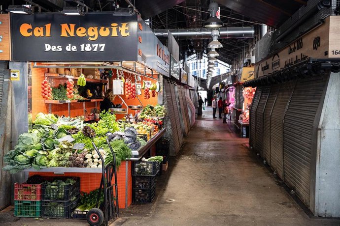 El mercado La Boquería aparece parcialmente cerrado durante el sexto día de confinamiento tras la declaración del estado de alarma por la pandemia de coronavirus, en Barcelona / Cataluña (España), a 20 de marzo de 2020.