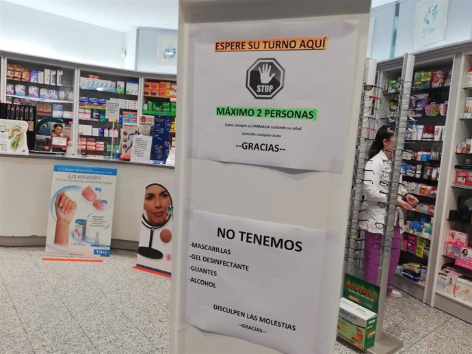 Una farmacia de Palma, con un cartel advirtiendo de la falta de mascarillas, gel, guantes y alcohol, durante el estado de alarma.