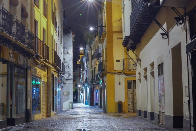Calle Cuna de  Sevilla  por la noche