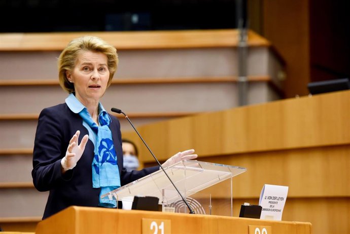 HANDOUT - 13 May 2020, Belgium, Brussels: European Commission President Ursula von der Leyen (C) 