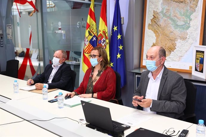 Reunión del Gobierno de Aragón con entidades locales para hablar de las piscinas municipales y de las fiestas patronales.