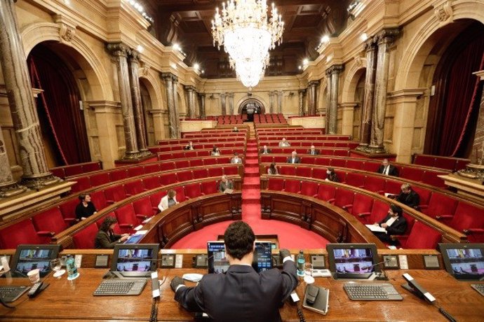 Primer pleno del Parlament durante la pandemia del coronavirus con 21 diputados, el 24 de abril. 