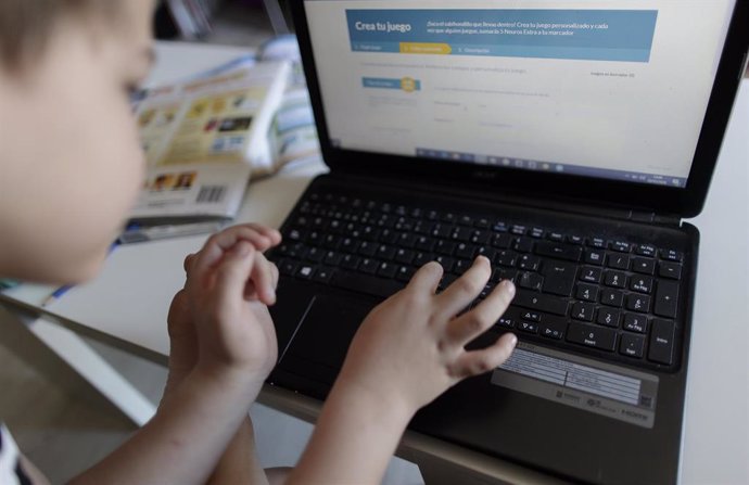 Un alumne de primria fa els deures de l'assignatura d'Inglés amb diversos llibres i un ordinador a menys d'un mes d'acabar a casa el curs escolar 2019-2020 per la pandmia del Covid-19, a Madrid (Espanya) a 20 de maig de 2020.