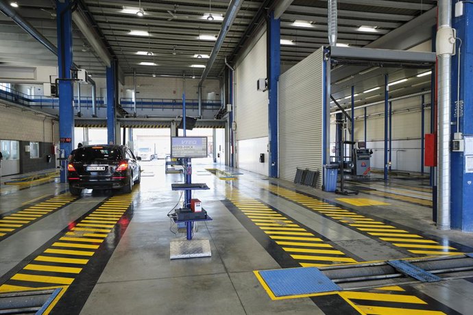 Interior de la ITV de la carretera de Villaverde a Vallecas, en el Centro de Transportes, una vez que las estaciones de ITV abren sus puertas durante la Fase 0 de la Desescalada para revisar los vehículos de todos aquellos conductores que hayan solicita