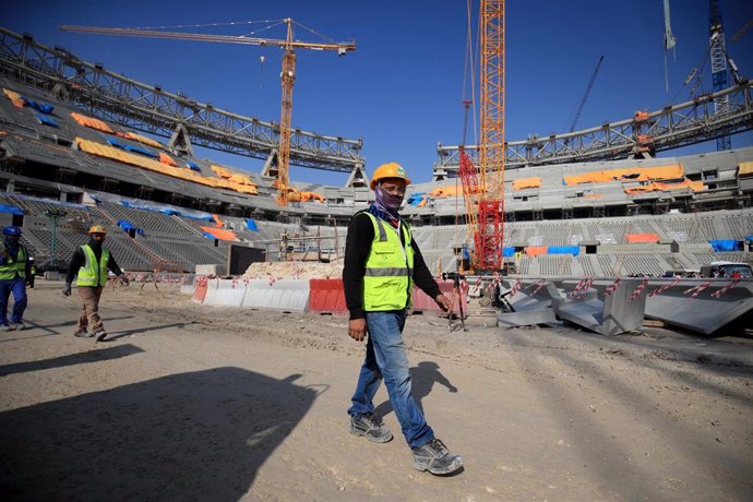 Trabajadores cataríes construyen los estadios que albergarán el Mundial de fútbol en 2022