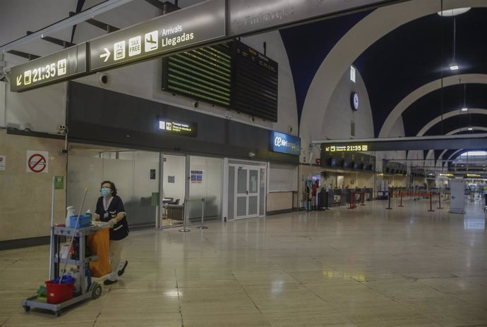 Personal de limpieza en la zona terminal de embarque del aeropuerto de Sevilla-San Pablo, habilitado este lunes como punto de entrada a España con capacidad de atención a emergencias de salud pública de importancia internacional. En Sevilla (Andalucía, 