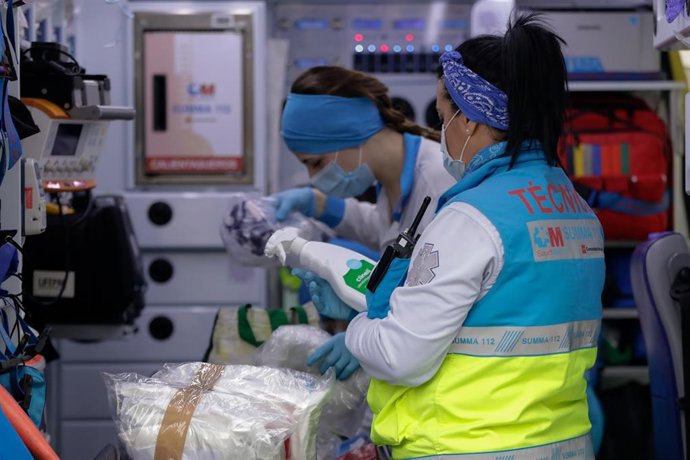 La sanitaria que conduce la ambulancia junto a otra sanitaria realiza el cambio de guardia y prepara y revisa la unidad móvil 