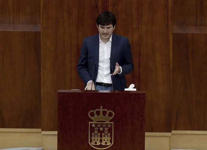 El portavoz de Más Madrid, Pablo Gómez Perpiny, durante su intervención en el pleno de la Asamblea de Madrid. Archivo.