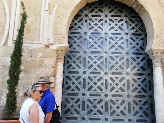 Exterior de la denominada segunda puerta de la Mezquita de Córdoba, cubierta por una lona con la imagen de la celosia retirada