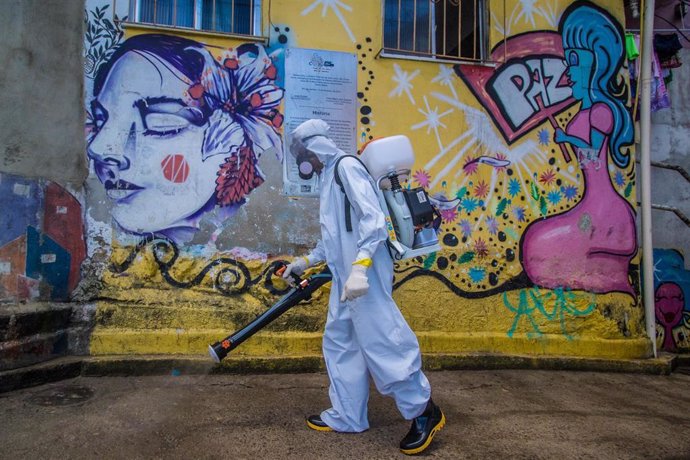 Un voluntario durante las albores de desinfección y limpieza de la favela de Santa Marta, en el sur de Río de Janeiro.