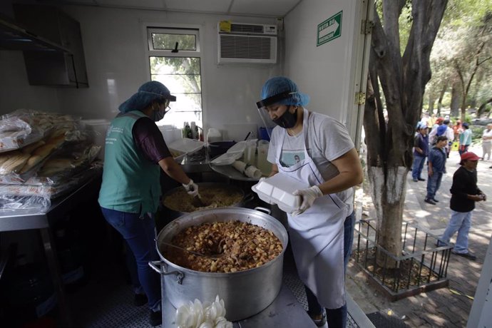 Voluntarios preparan comida para los familiares de pacientes ingresados por la COVID-19 en el Hospital General de Ciudad de México.