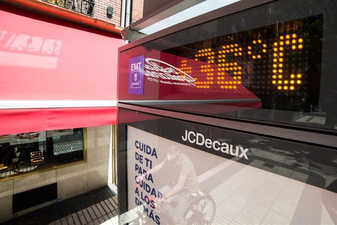 Un termómetro en Madrid a más de un mes para que comience el verano, y cuando la capital ya ha alcanzado temperaturas de 36 en el centro, en Madrid (España), a 20 de mayo de 2020.