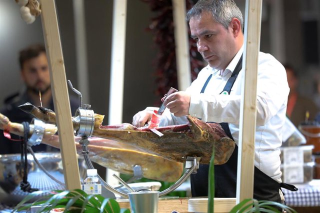 Un hombre corta jamón, en Madrid