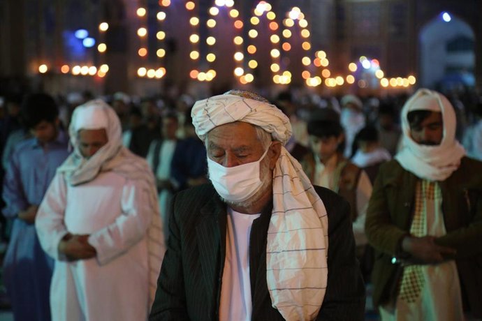 Personas con mascarilla en una mezquita de Herat, Afganistán