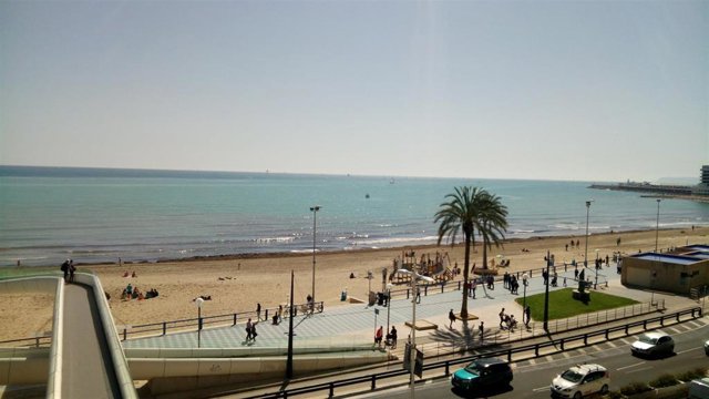 Playa urbana de El Postiguet en Alicante.