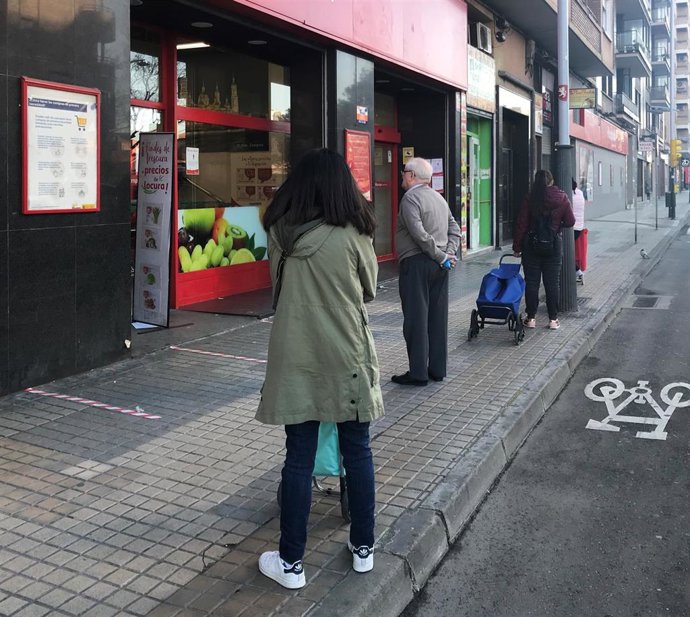 Cola para comprar en un supermercado,