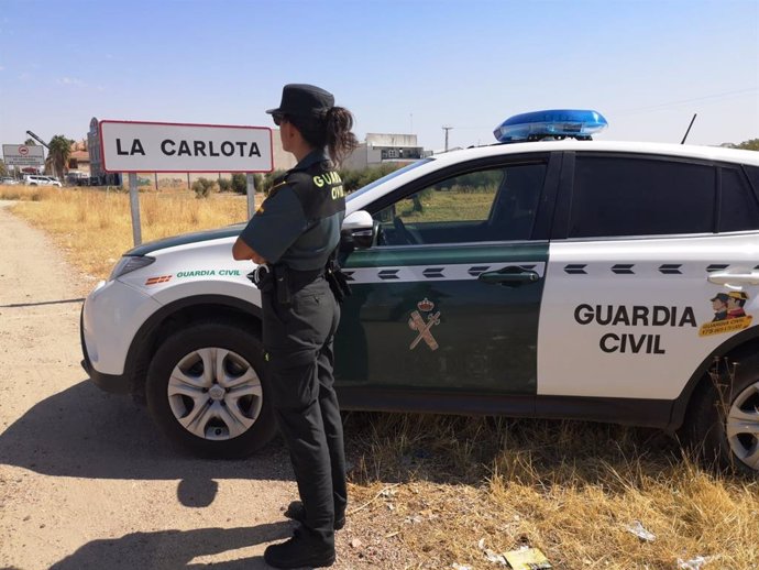 Agente de la Guardia Civil en La Carlota.