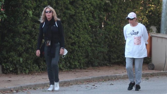 Norma Duval sale a pasear cerca de su domicilio