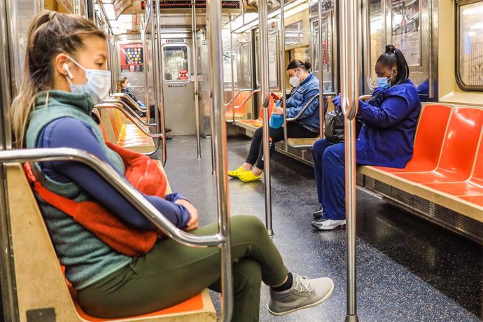 Viajeros en un vagón del metro de Nueva York