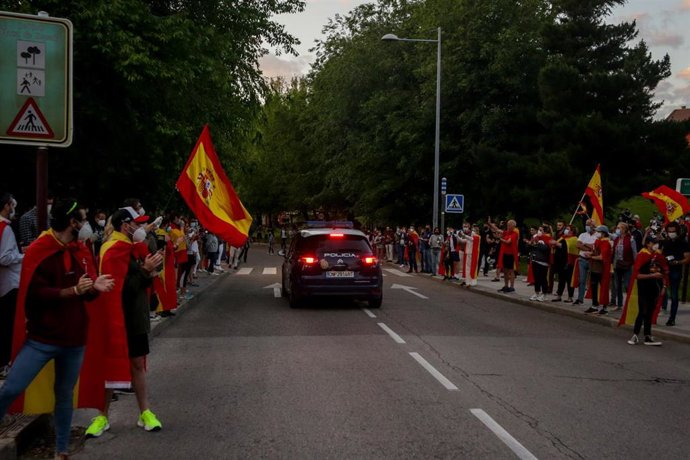 Una multitud se concentra en la Plaza de España de Pozuelo de Alarcón en contra del Gobierno de Pedro Sánchez