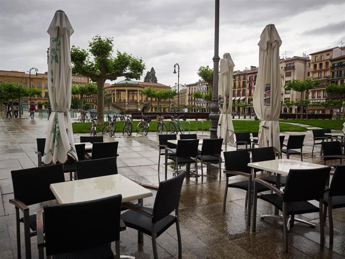 Los bares se preparan para la apertura  en la Plaza del Castillo en el día previo a la entrada en la Fase 1 del desconfinamiento por coronavirus COVID19. En Pamplona, Navarra, (España), a 10 de mayo de 2020.